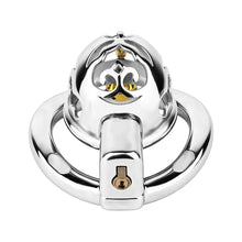Afbeelding in Gallery-weergave laden, Cloud Bell Metal Chastity Cage S cage underside and keyed lock detail
