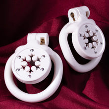 Lade das Bild in den Galerie-Viewer, Diamond Flat-Fit Chastity Cage
