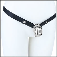 Lade das Bild in den Galerie-Viewer, Side mannequin view of Yaokai chastity cage with strap
